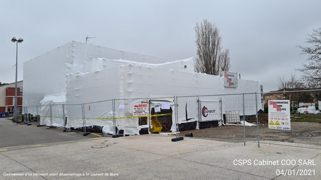 Confinement d'un btiment avant dsamiantage  St Laurent de Mure