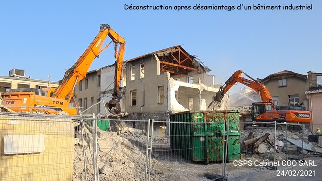 Dconstruction apres dsamiantage d'un btiment industriel
