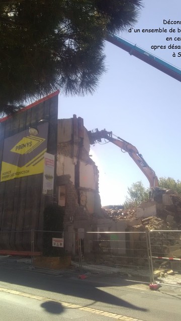 Dconstruction d'un ensemble de btiments en centre ville apres dsamiantage  Savigneux